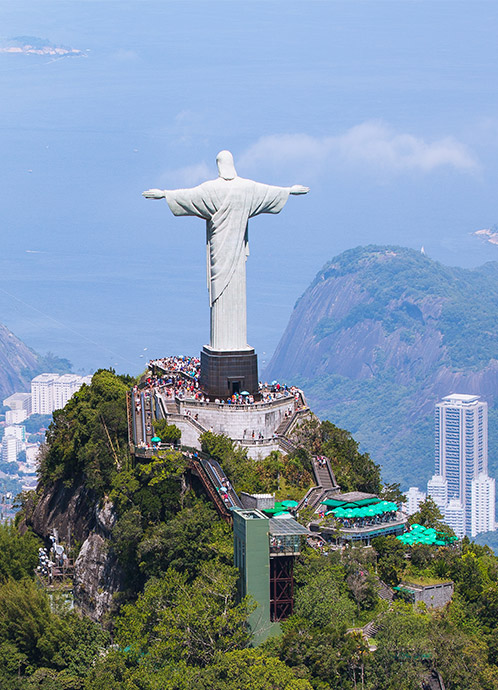 Secretaria que representa la presentación de la empresa, con naturaleza, idiomas y diversión