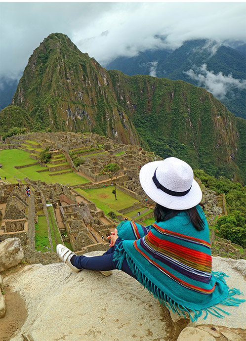 Secretaria que representa la presentación de la empresa, con naturaleza, idiomas y diversión
